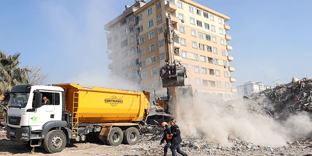 Ekipler çekiliyor algılarına inanmayın! Enkaz kaldırma çalışmaları tüm hızıyla devam ediyor