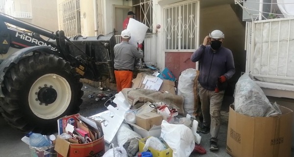 Ekipler gözlerine inanamadı! Eve demir korkuluklarını keserek girdiler