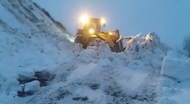 Ekipler kapalı köy yollarını açmak için seferber oldu 