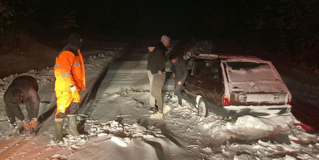 Ekipler karda mahsur kalan 5 kişiyi kurtardı