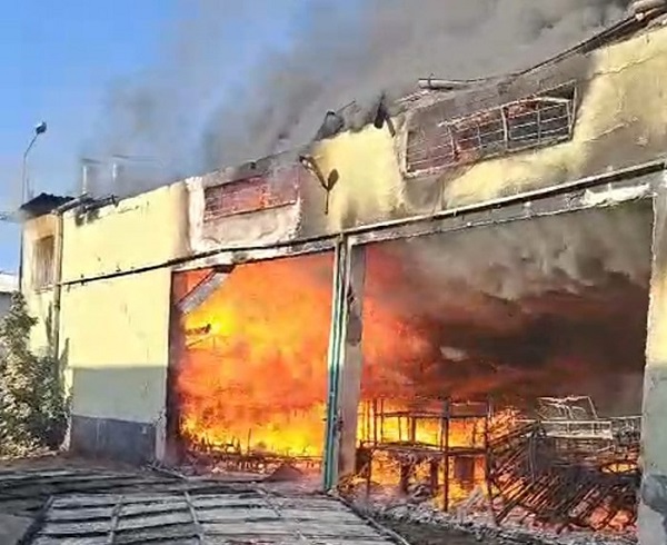 Ekipler müdahale ediyor! Keresteciler Sitesi'nde yangın