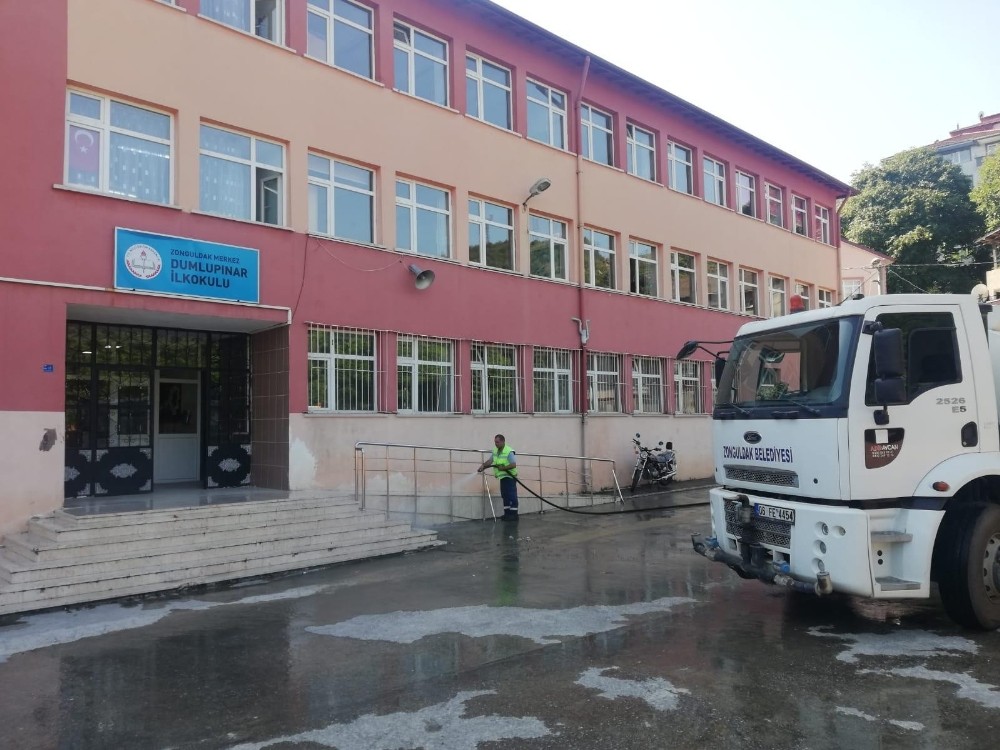 Ekipler okul çevrelerinde temizlik seferberliği başlattı 