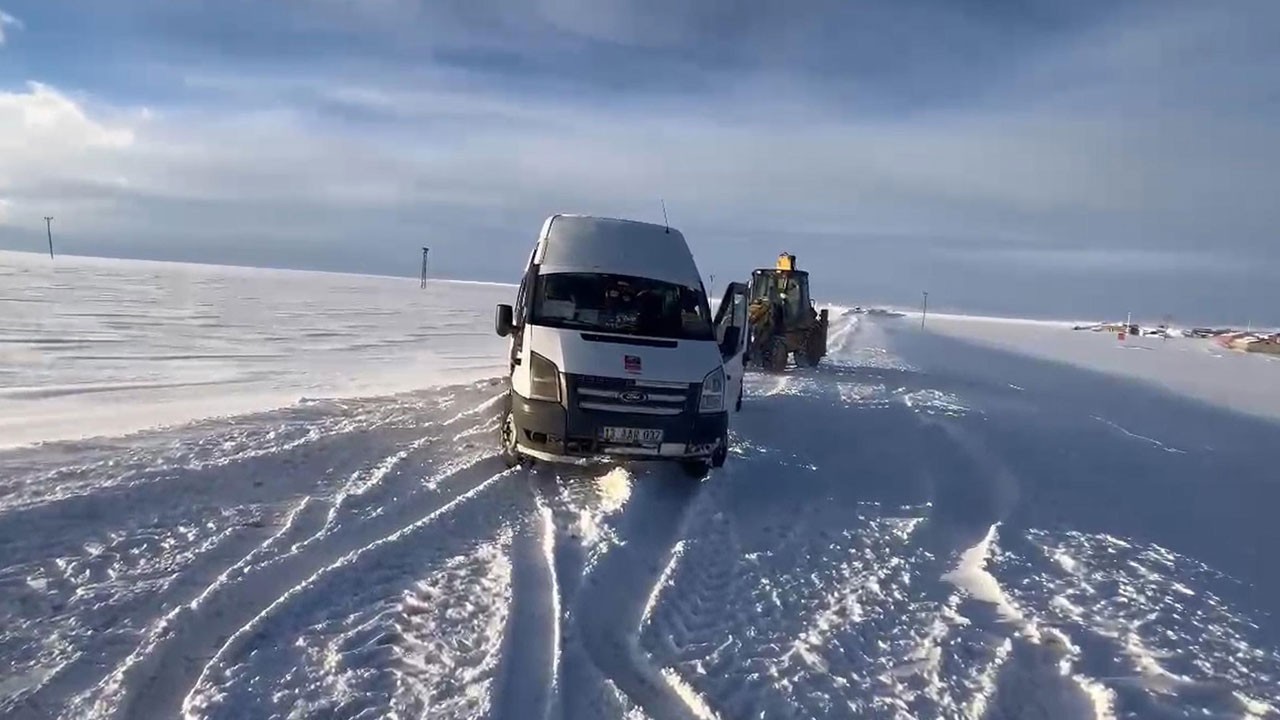 Ekipler seferber oldu! Öğrenci servisi kara saplandı