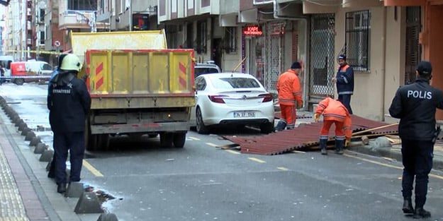 Ekipler sevk edildi! İstanbul'da şiddetli fırtına binanın çatısını uçurdu