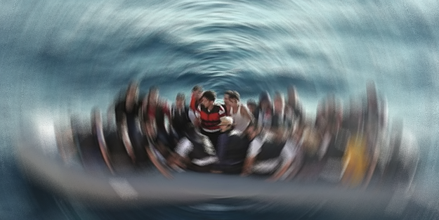 Ekipler son anda yetişti! Kuşadası'nda 25 göçmen kurtarıldı