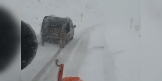 Ekipler uyardı! Kar yağışı yolu kapattı