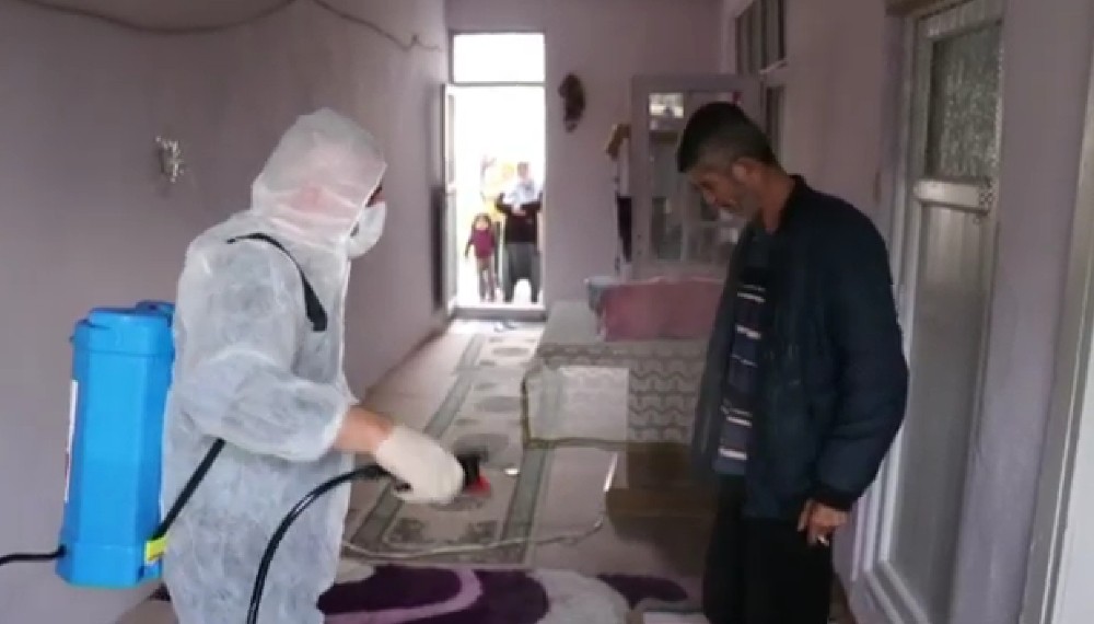 Ekipler vatandaşları da dezenfekte etti 