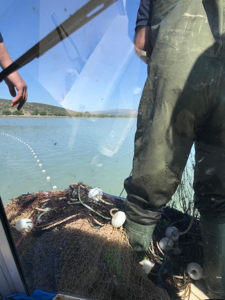 Ekipleri görünce tekneyi suya batırarak kaçtılar 