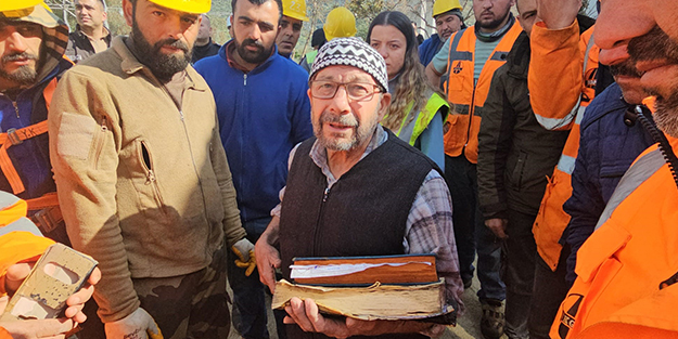 Ekipleri şaşkına çeviren olay! Tüm ev küle döndü bir tek Kur'an-ı Kerim yanmadı