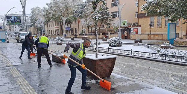 Ekiplerin sahada karla mücadele çalışması gerçekleştiriyor