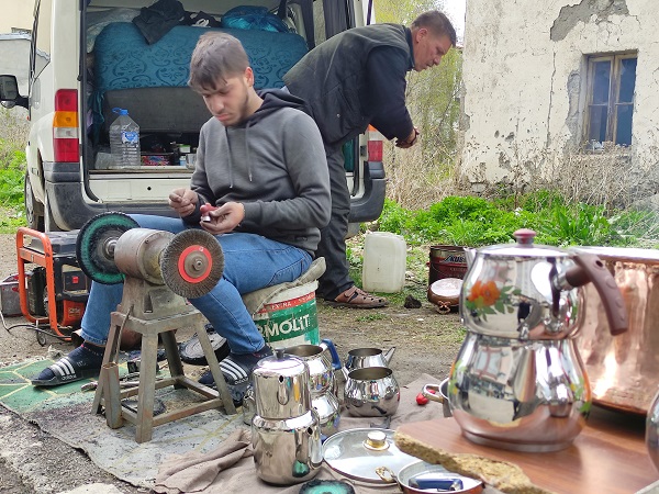 Ekmeği için şehir şehir dolaşıyor