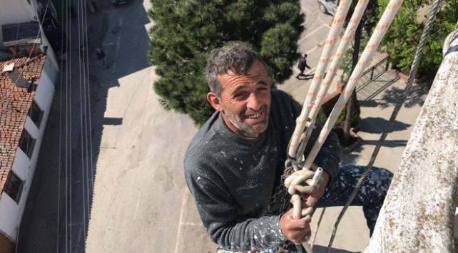 Ekmeğini 20 yıldır minare tepelerinde kazanıyor