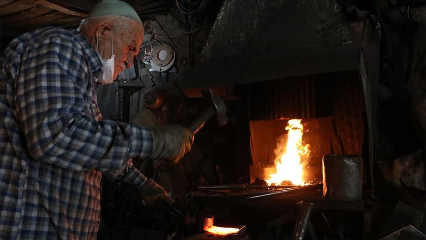 Ekmeğini 61 yıldır örs üzerindeki kızgın demire çekiç sallayarak kazanıyor