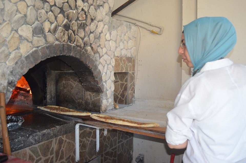 Ekmeğini ateşten çıkarıyor 