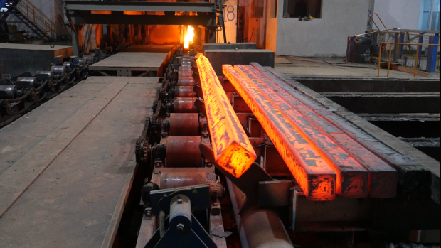 Ekmeğini demirden kazanıyor