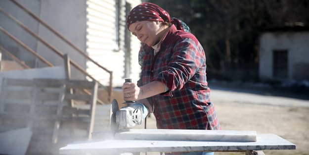 Ekmeğini taştan çıkarıyor! 