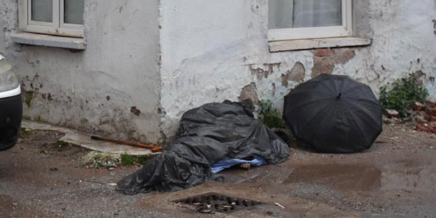 Ekmek almaya çıktı, sokakta ölü bulundu