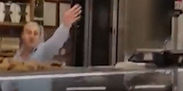 Ekmek almaya giden AK Partili çocuğa alçaklık! 'Köpeklere ekmek satmıyoruz'