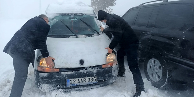 Ekmek aracı kara saplandı! Vali iterek çıkarılmasına yardım etti