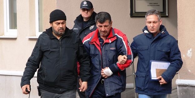 Ekmek bıçağıyla yatalak babasının boğazını kesti! Kendi kalbini de kesmeye çalıştı