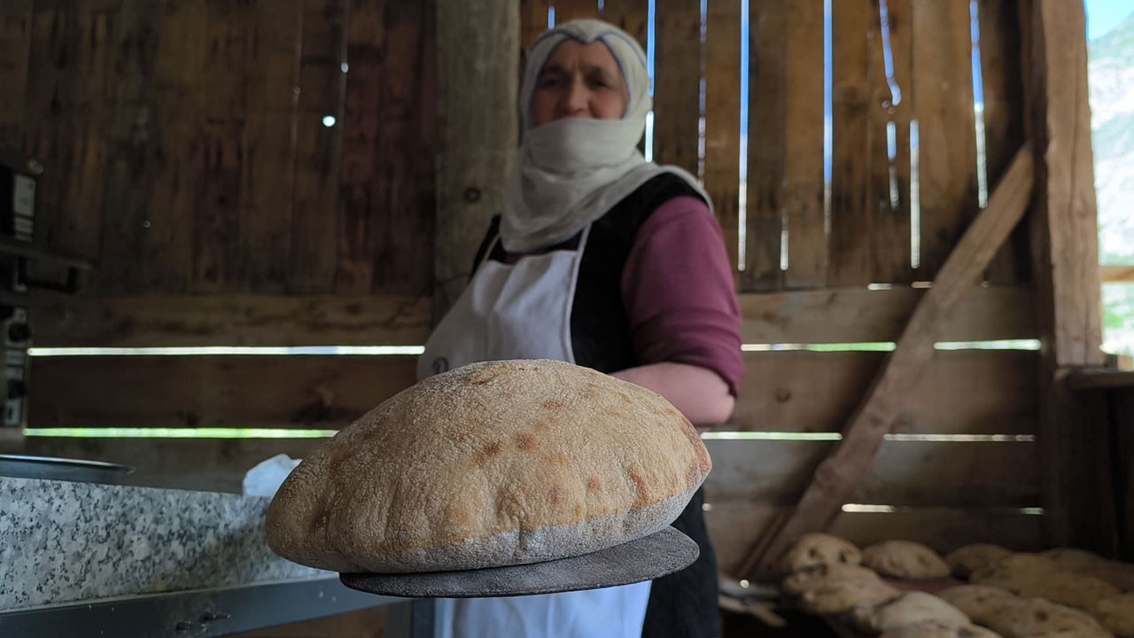Ekmek kokusu Tortum Şelalesi'ni sardı!
