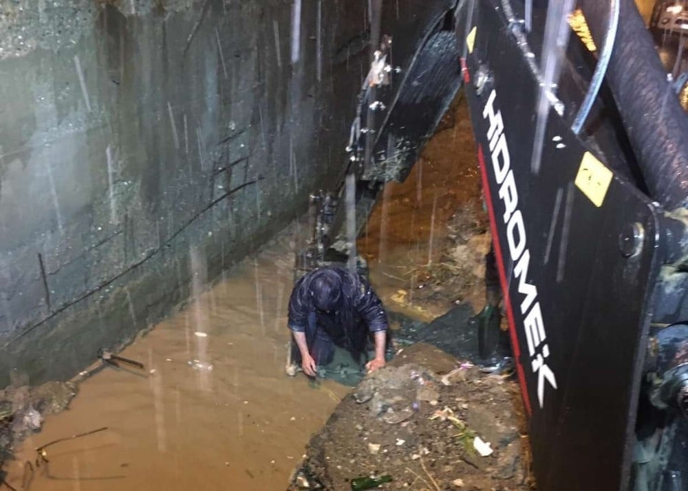 Ekmek paraları kepçenin ağzında 