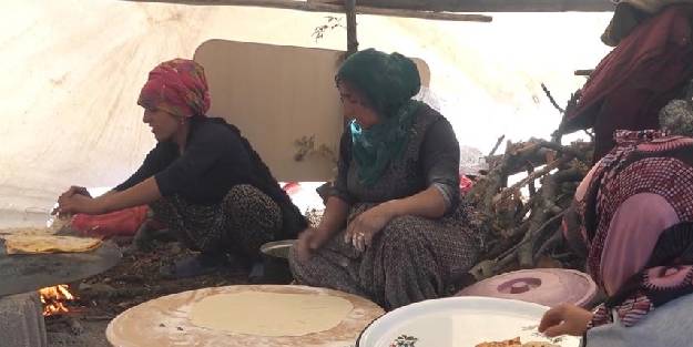 Ekmek paralarını dumanın arasında çıkartıyorlar