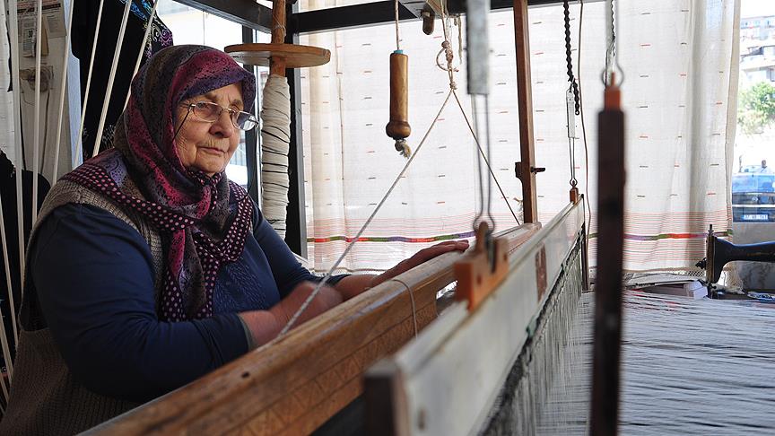 Ekmek paralarını 'yöresel dokumadan' çıkarıyorlar