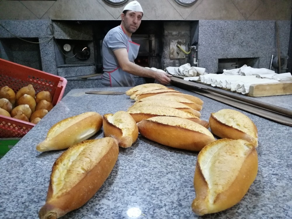 Ekmek satışına ’korona’ önlemi: “Ekmeği elinizle değil, gözünüzle seçin” 