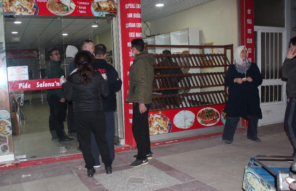 Ekmek ve gıda alma telaşı sosyal mesafeyi unutturdu 