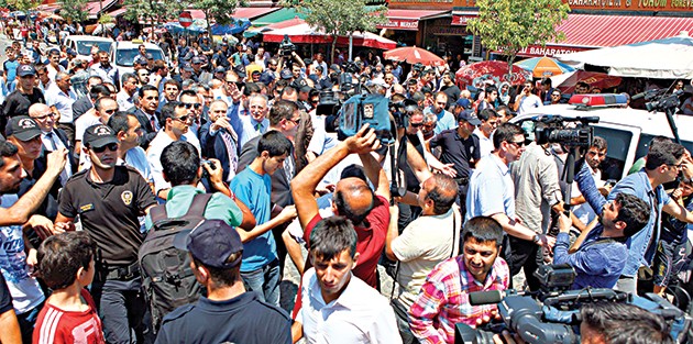 Ekmel Bey’den kaçak otelde propaganda