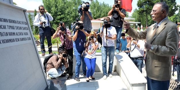 Ekmel'den komik 'İstiklal Marşı' savunması