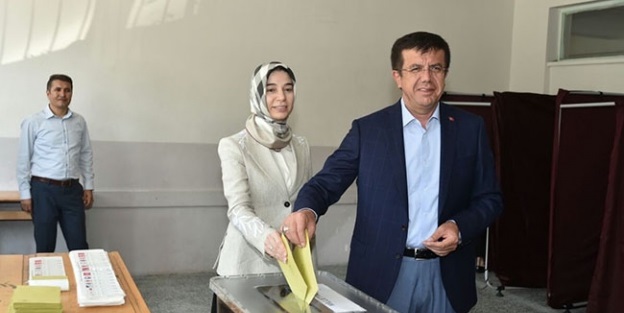 Ekonomi Bakanı Zeybekci, oyunu Denizli'de kullandı