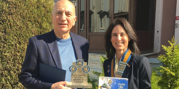 Ekonomik kriz çığırtkanı Mahfi Eğilmez'e mason uzantısı Rotary'den 'Üstün Hizmet' ödülü!