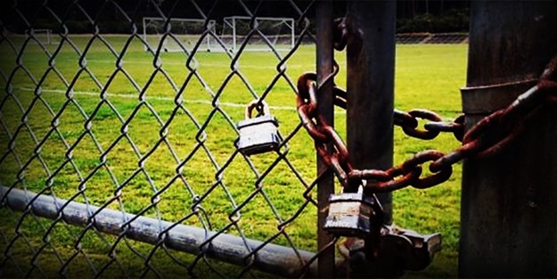 Ekonomik kriz futbolu da vurdu! Maçlar ertelendi!