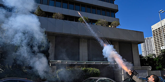 Ekonomik kriz ülkeyi karıştırdı! Merkez Bankası'na havai fişek fırlattılar