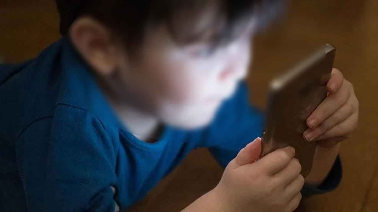 Ekran bağımlılığına karşı 10 altın kural! Çocuğunuzu dijital hapis hayatından kurtarın!