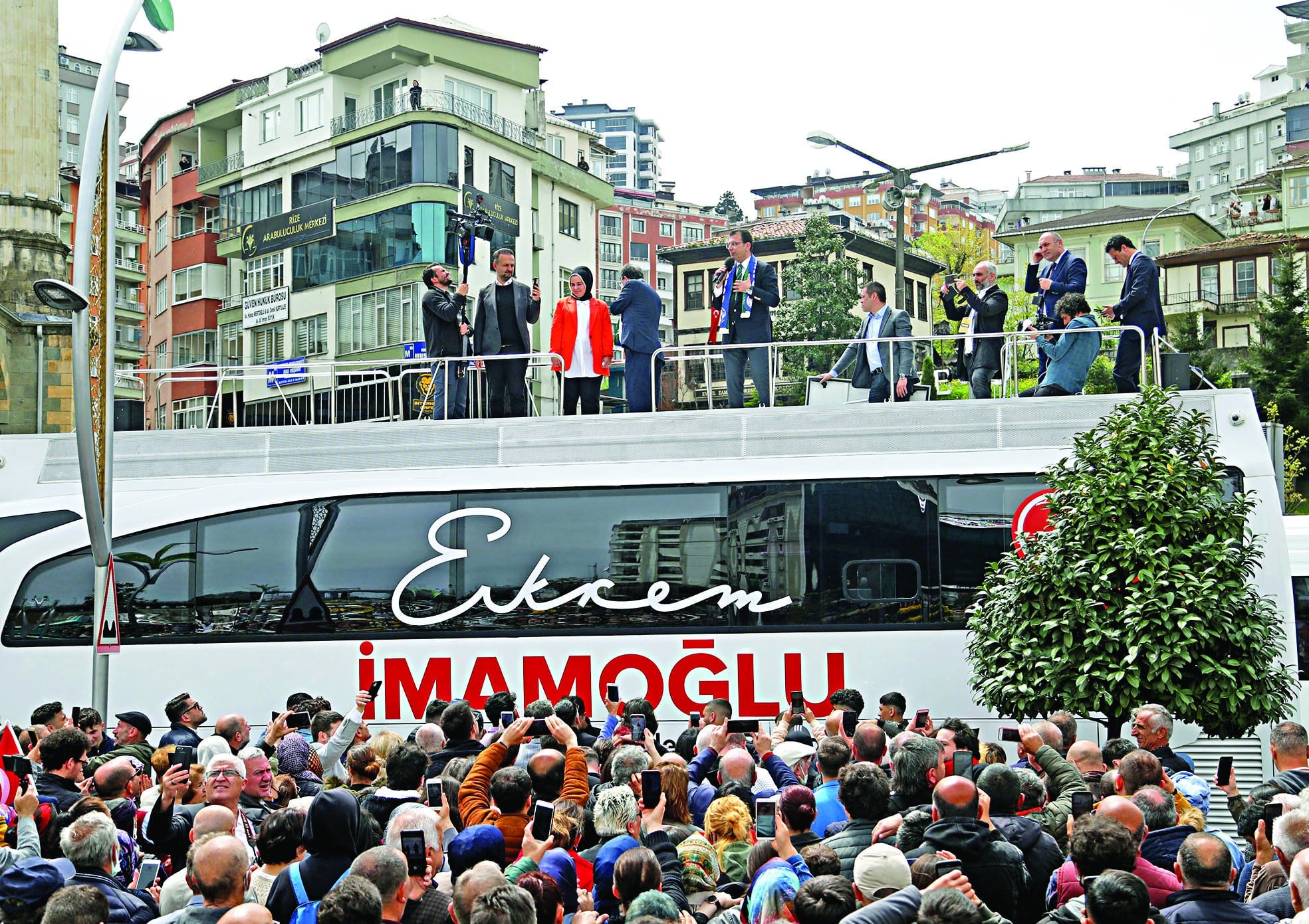 Ekrem de HDP’yi masa altına sakladı