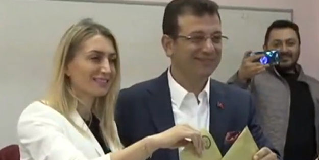 Ekrem İmamoğlu eşiyle birlikte oyunu kullandı