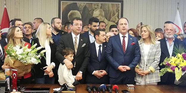 Ekrem İmamoğlu, koltuğu devretti