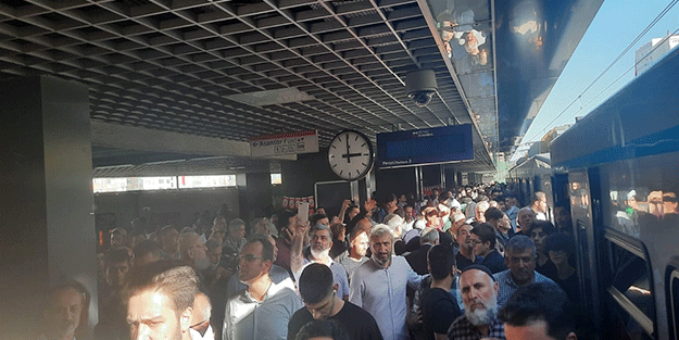 ‘Ekrem istifa’ sloganları! Miting öncesi 'metro' rezaleti
