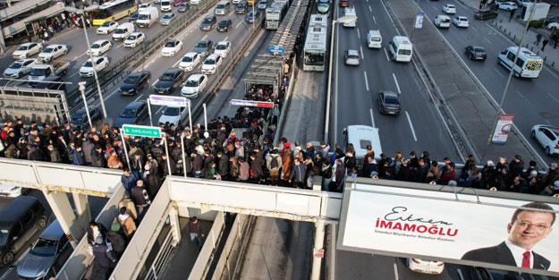 Ekrem reklamının üstünde İmamoğlu beceriksizliği