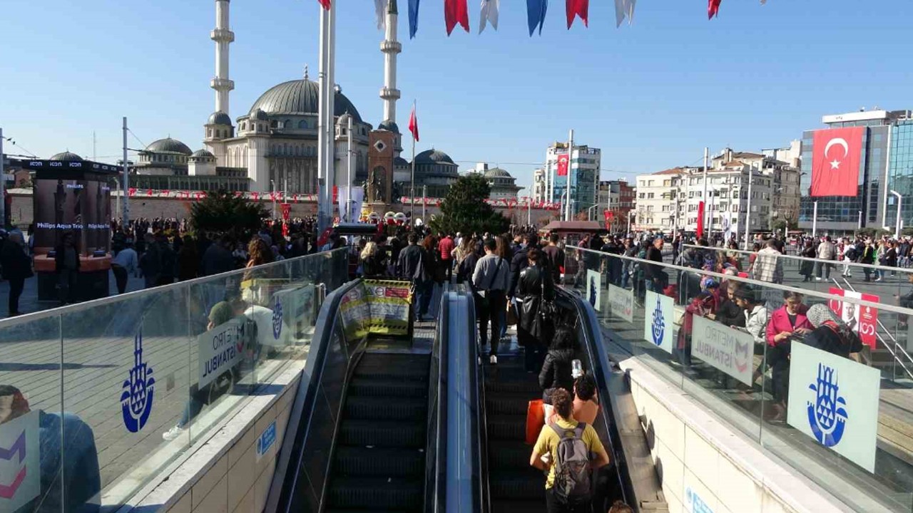 Ekrem seriye bağladı! Merdivenler yürümez asansör inmez