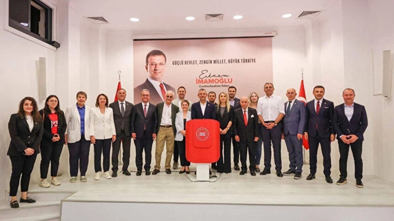 Ekrem sevdasına düşen CHP, babasını tanımıyor! Atatürk’ü her yerden sildiler…