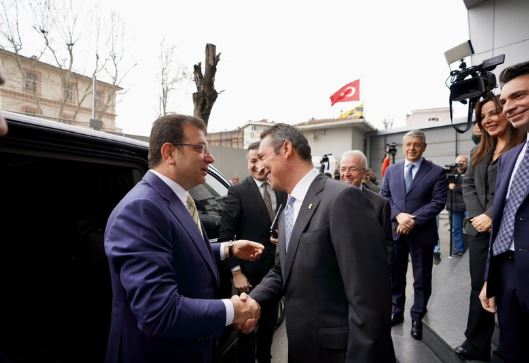Ekrem’i kravatla hizaya getirdiler