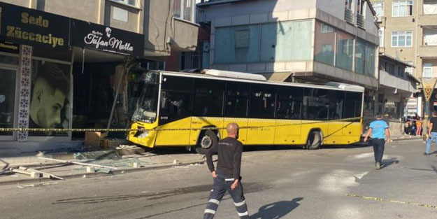 Ekrem'in beceriksizliği her yerde görülüyor! İETT otobüsü dükkana daldı! Bina tahliye edildi