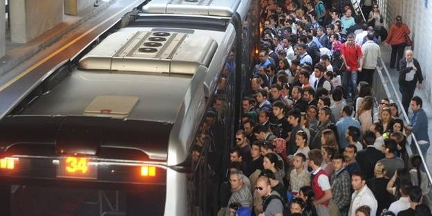 Ekrem'in İETT'si İstanbulluyu perişan etti!
