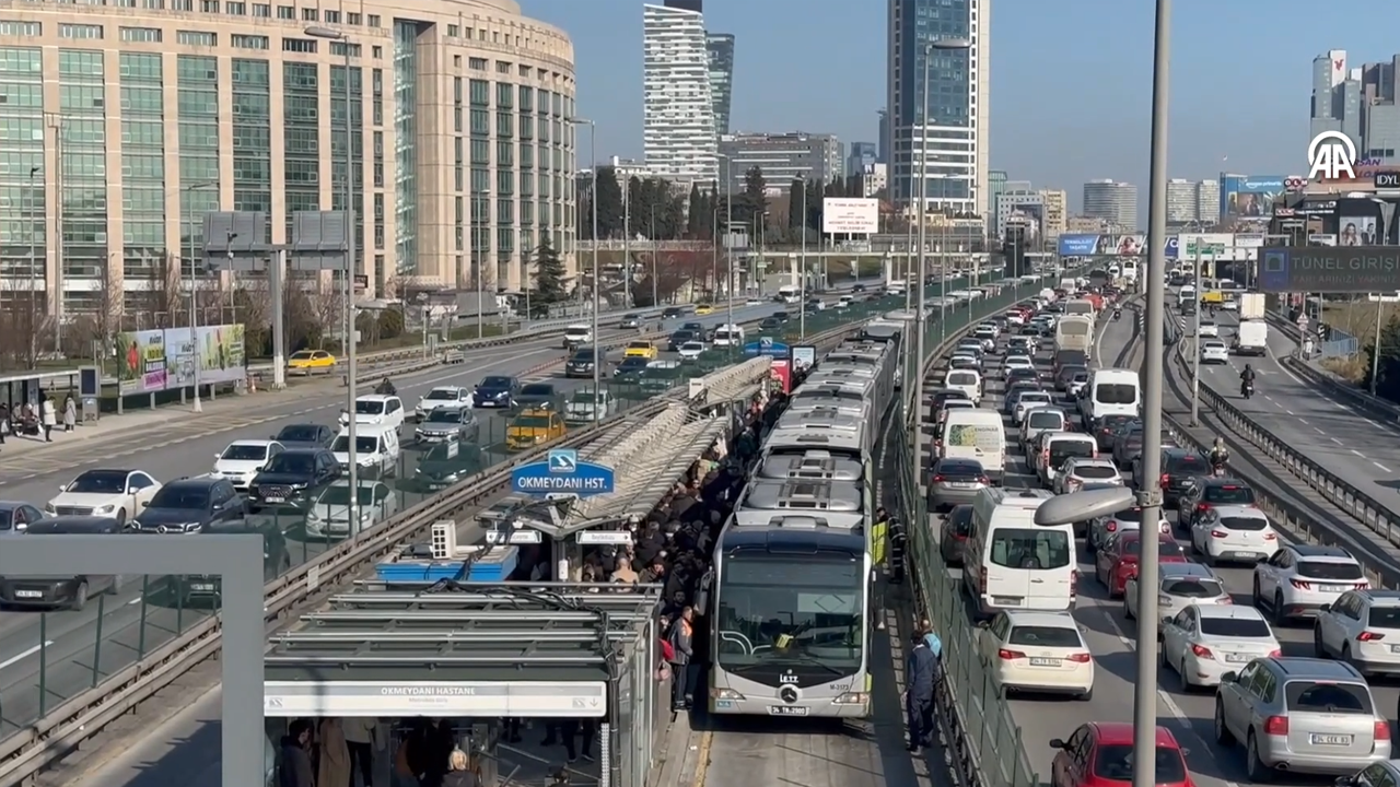 Ekrem'in metrobüsü yine yolda kaldı