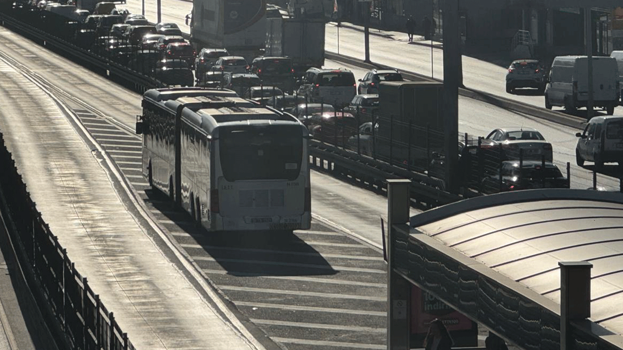 Ekrem'in metrobüsündeki yangın zar zor söndürüldü