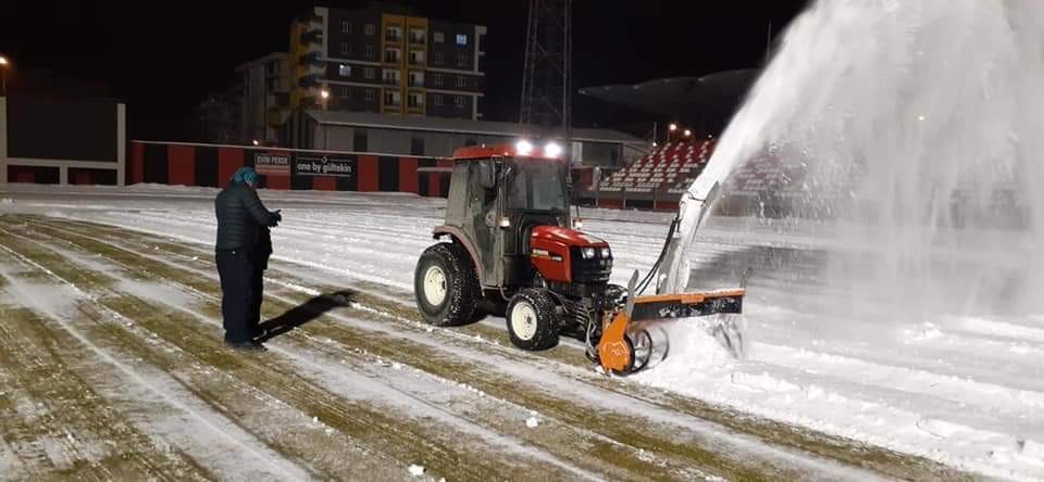 Eksi 10 derecede futbol sahasında kar temizleme çalışması 